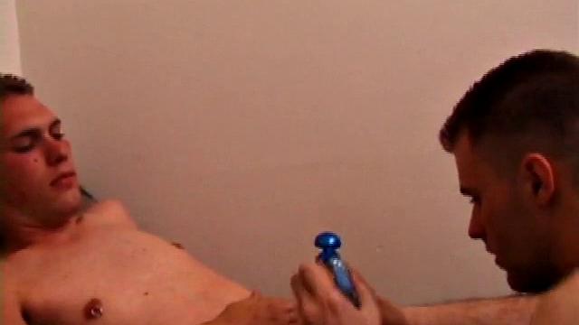 Тай соблазняет стрейта Коллина и дрочит ему на кровати