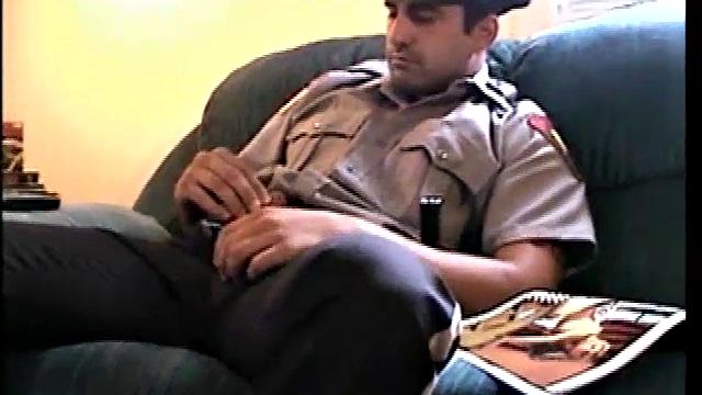 Ну что, мент, покажешь, какой у тебя ствол? Гей-версия для любителей формы.