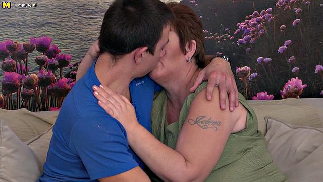 зрелая bbw трахается с молодым любовником