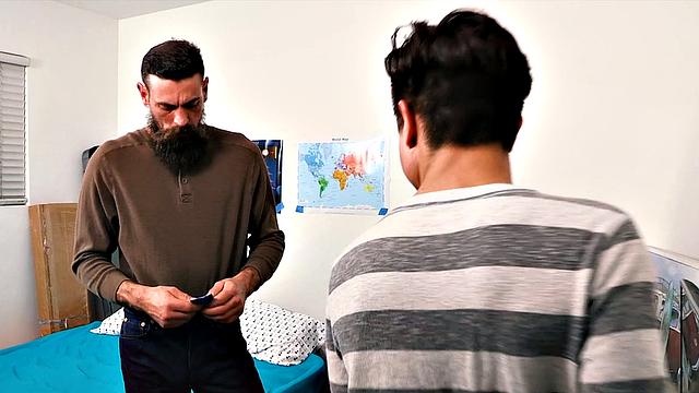 папа хотел показать презерватив, а показал стояк