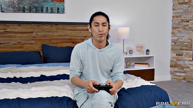 Поймали Аву Синклер на горячем - подруга и парень устроили битву за подушку и оргазмы!