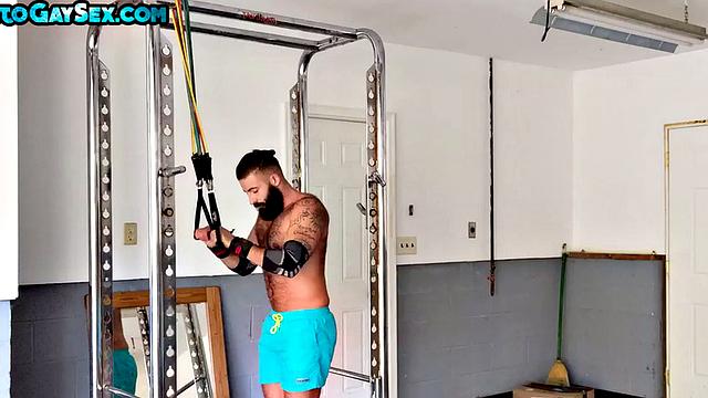 волосатый ftm ловит медведя на домашней тусовке