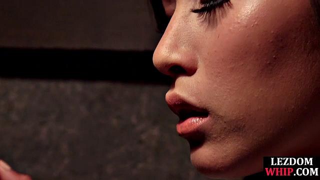 лесбийская сабмиссив под попой госпожи и под плёткой заодно