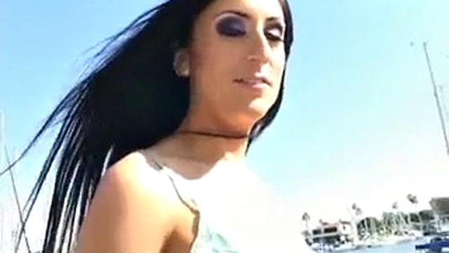 Латиноамериканка с огромной жопой светит прелестями у причала и сразу в дело