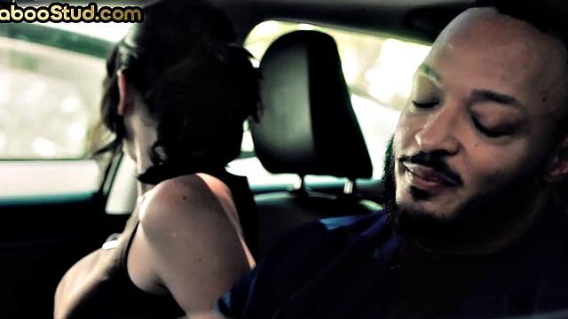 степбрат жарит спортивного парня без гондона на улице