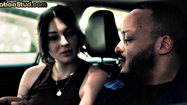 степбрат жарит спортивного парня без гондона на улице