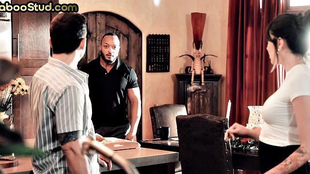 степбрат жарит спортивного парня без гондона на улице