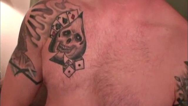 Алан дрочит с напором и заливает всё спермой