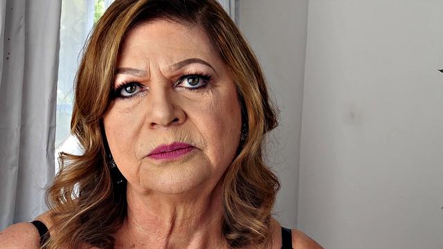 бренда дуглас впервые раздевается и играет с игрушкой на камеру