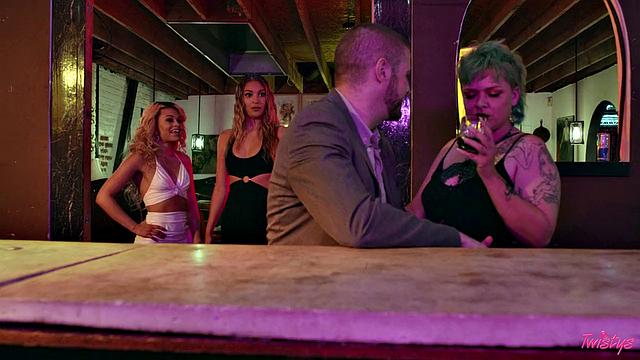 Гизель Бланко и Дестини Круз: подруга пришла помогать, а сама увела блондинку в баре для горячей лесбийской вечеринки с ласками и триббингом - и друг остался ни с чем, зато девчонки устроили шоу друг для друга.