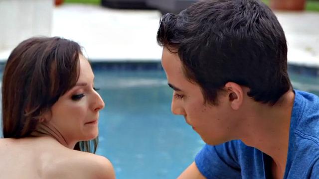 Stepmom with huge tits gives outdoor blowjob and rides lucky short guy in the pool