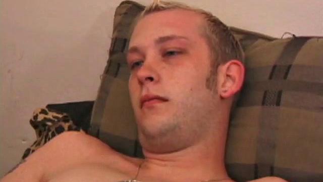 Уилл Шутц не сдерживает себя и мощно дрочит на камеру, сперма льется рекой - гей видос для ценителей настоящей страсти.