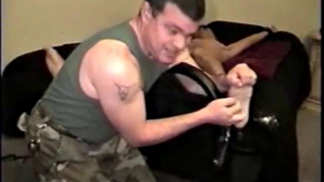 Азиатский парень смеётся под щекоткой и подчиняется в гей сцене допроса ногами.