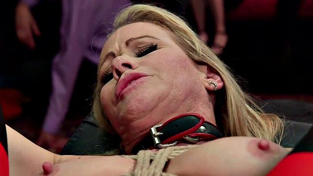 Curvy milf anally toyed and fucked in kinky threesome