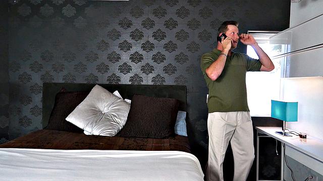 яркая рыжая трахает отчима и ловит сперму на лицо в зале