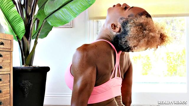 Деми Сутра прерывает йогу ради жаркого секса с бойфрендом Мази, сквирт и обильный финиш на лицо.