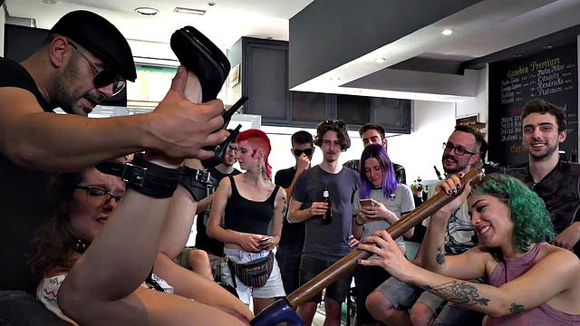 брюнетка на каблуках с кляпом доказывает, что дилдо - не самое страшное в групповухе