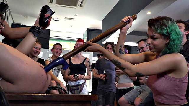 брюнетка на каблуках с кляпом доказывает, что дилдо - не самое страшное в групповухе