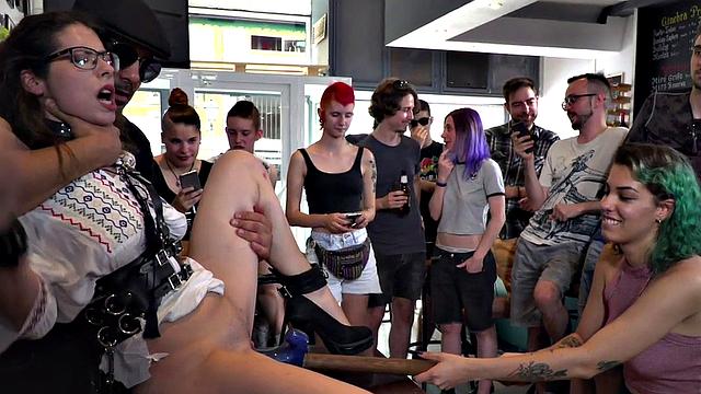 брюнетка на каблуках с кляпом доказывает, что дилдо - не самое страшное в групповухе