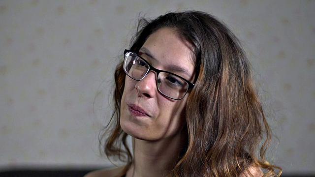 брюнетка на каблуках с кляпом доказывает, что дилдо - не самое страшное в групповухе