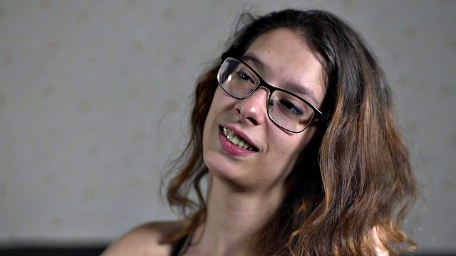 брюнетка на каблуках с кляпом доказывает, что дилдо - не самое страшное в групповухе