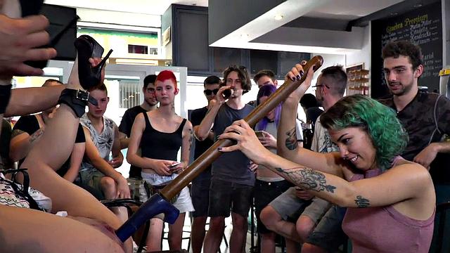 брюнетка на каблуках с кляпом доказывает, что дилдо - не самое страшное в групповухе