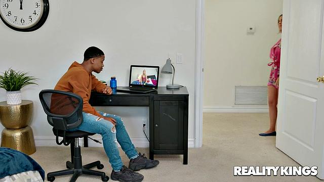 Пока парень на видеосвязи с девушкой, трахни мачеху в душе, как взрослый мужчина