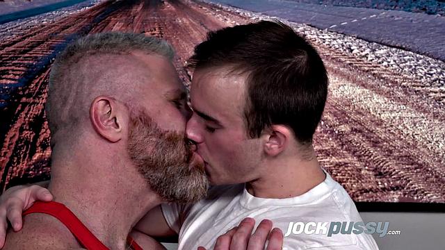 Люк Хадсон катается на волосатом теле Кейна Марко и жадно принимает его здоровый член без резинки