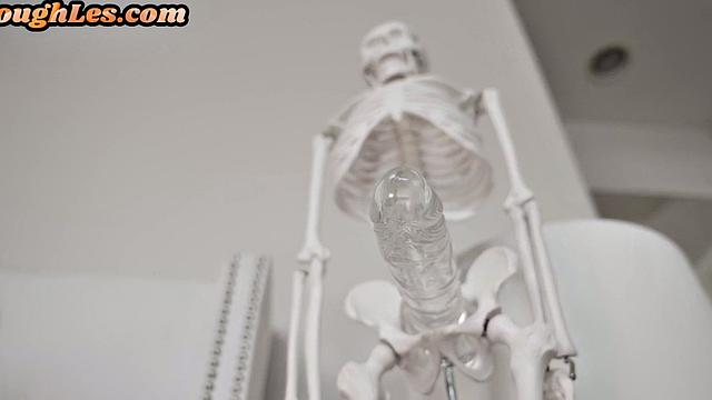 Petite college dyke fingered before scissoring her BFF