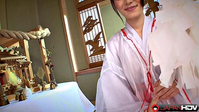 Kimono Lady Anna Kirishima is a real japanese beauty