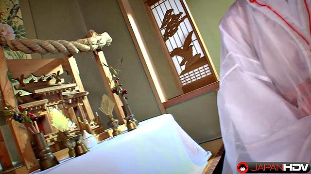 Kimono Lady Anna Kirishima is a real japanese beauty