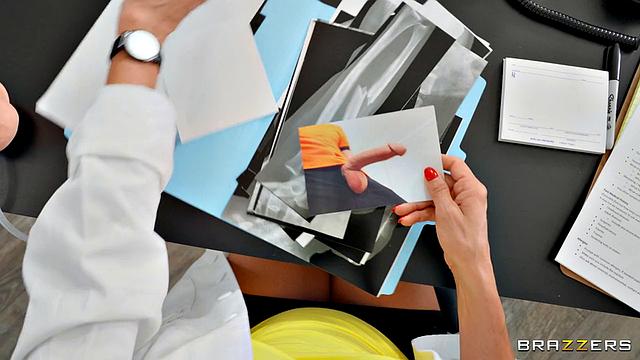 Алексис Фокс устраивает жаркий приём и лично проверяет здоровый член Оливера Флинна.