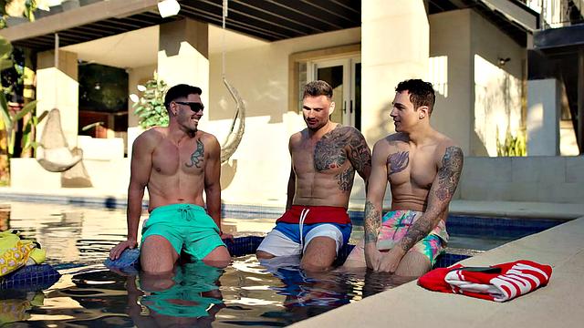 смотри, как растерянный качок поддается большому члену