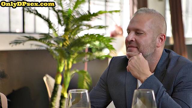 Блондинка с маленькой грудью сосёт и получает в анал в групповухе с двумя парнями.