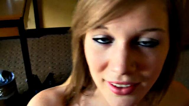 винтажная шалунья в бикини ловко сосёт и ловит заливку на лицо