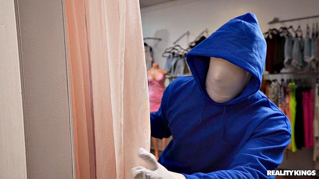 шутники влипли: секси порка и лесбошоу между прилавками