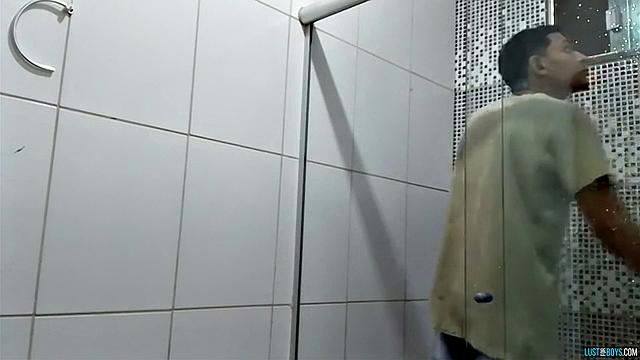 Дэвид Скотт трёт член в ванной