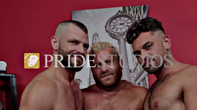 два качка жарят своего соседа по комнате