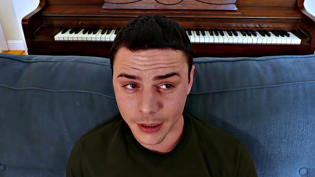 два качка жарят своего соседа по комнате