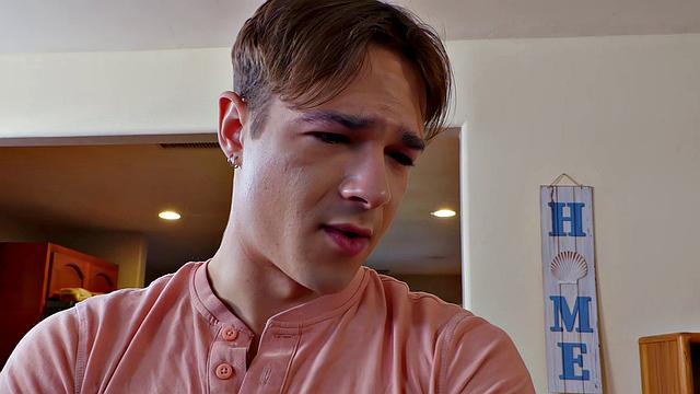 два качка жарят своего соседа по комнате