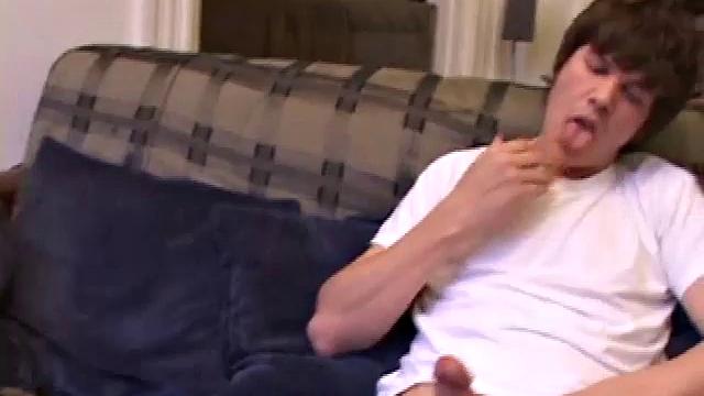 Мэттью получает дрочку и кончает на камеру