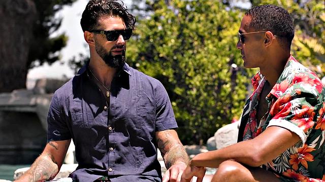 накачанные парни устраивают тройничок на улице после римминга