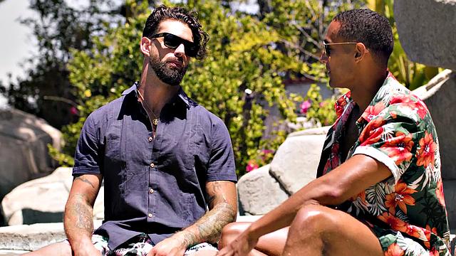 накачанные парни устраивают тройничок на улице после римминга