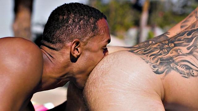 накачанные парни устраивают тройничок на улице после римминга