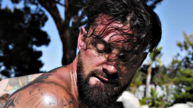 накачанные парни устраивают тройничок на улице после римминга