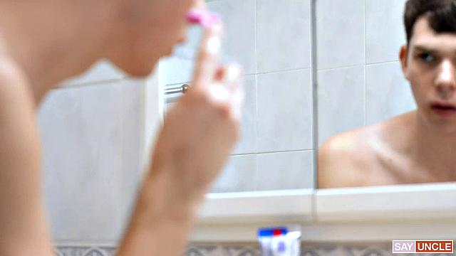 миссионер понял, что умываться с епископом всегда к мокрому сексу