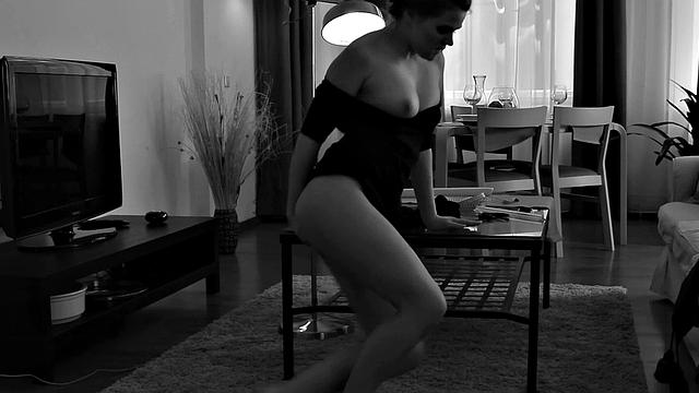 Скинула платье - и пальцы пошли в бой на лысой киске