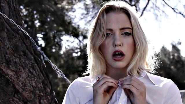 блондинка с большими сиськами шутит и принимает bbc в кружевных трусах