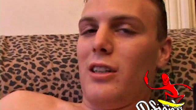 Фил дрочит так, что рука просит пощады