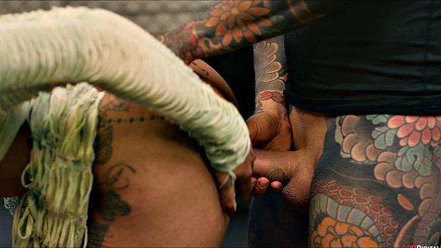 две ринг-герл соблазняют тренера прямо на ринге